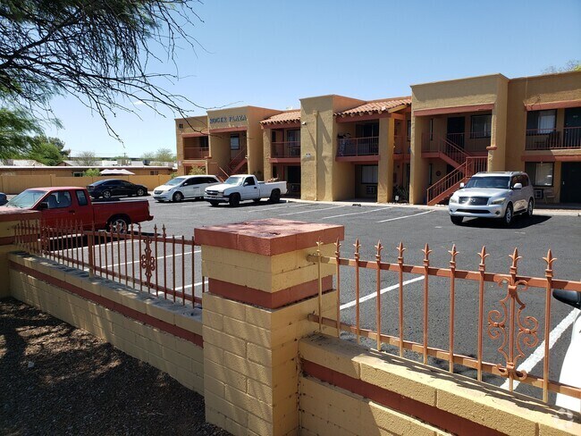 Roger Plaza Apartments - Roger Plaza Apartments