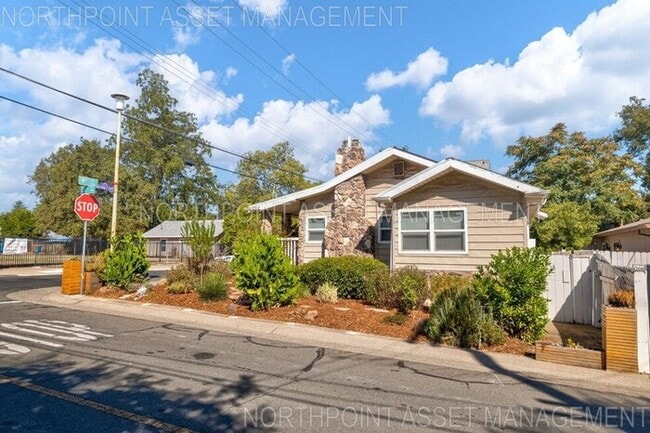 Building Photo - Welcome to this stunning 4-bedroom, 2-bath... Rental