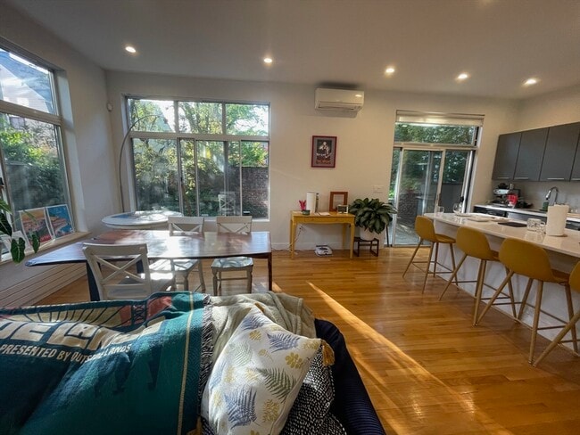 Photo - 39-41-41 Dana St