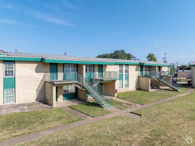 Primary Photo - Lake Air Green Apartments