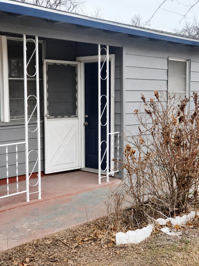 Building Photo - 4256 Standish Rd Unit B