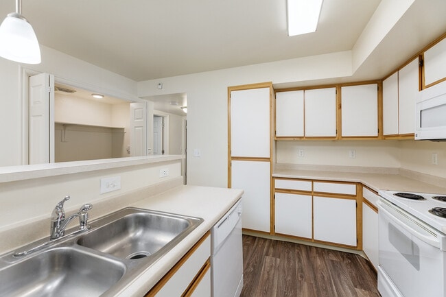 Kitchen - Rembrandt Park Apartments