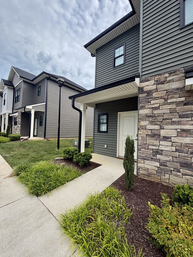 Building Photo - 52 Cuddington Ln