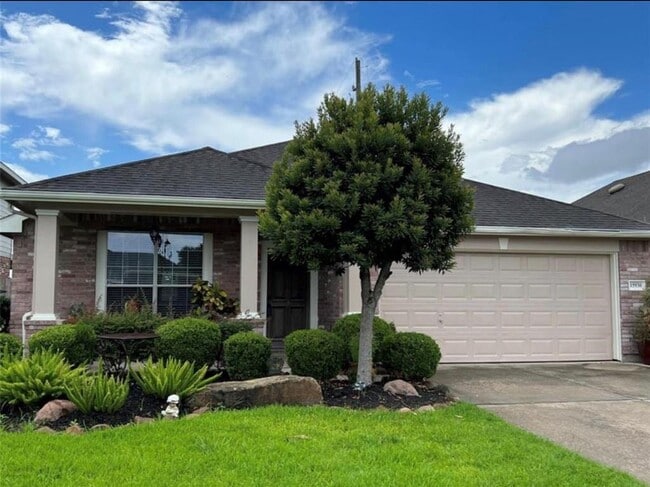 Building Photo - 15930 Hidden Crest Dr