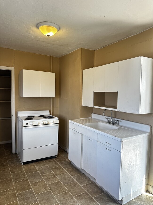 1022 1/2 B Ridenbaugh Street - 1022 1/2 B Ridenbaugh Street
