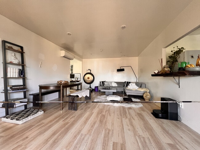 Building Photo - 2318 Yosemite Dr