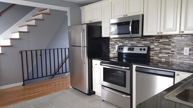 Building Photo - 81 Summer St Unit 2