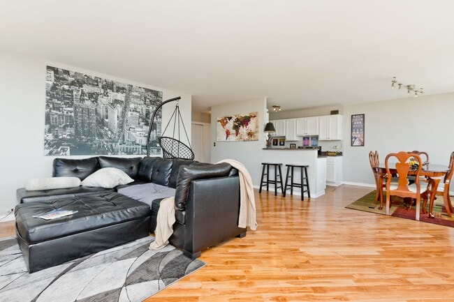 Building Photo - 5757 N Sheridan Rd Unit 11