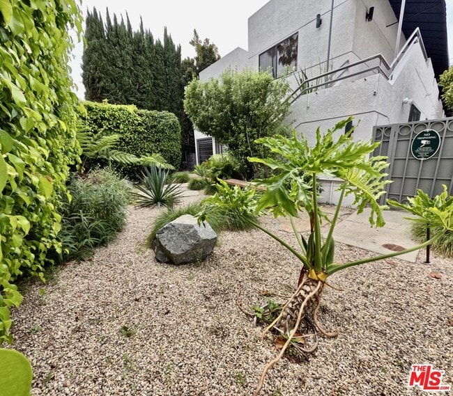 Photo - 805 N W Knoll Dr Unit 2