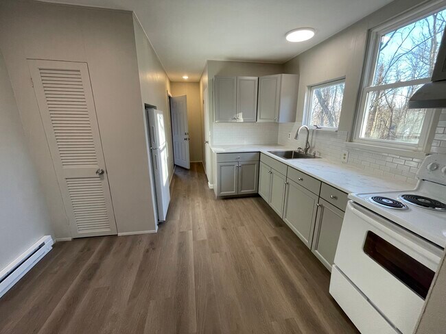 Photo - 64 School St