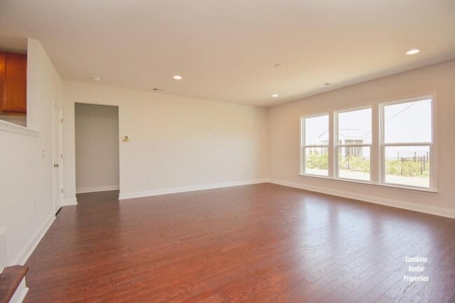 Photo - 2588 Great Scott Dr