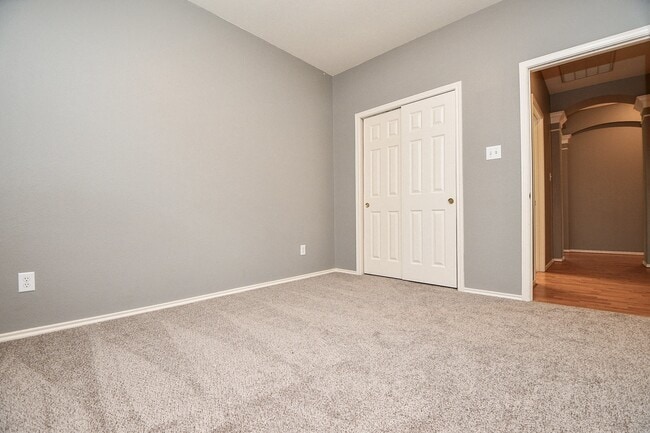 Building Photo - 4622 Forest Home Dr