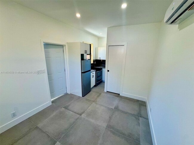 Building Photo - 3 NE 70th St Unit 3 Rental