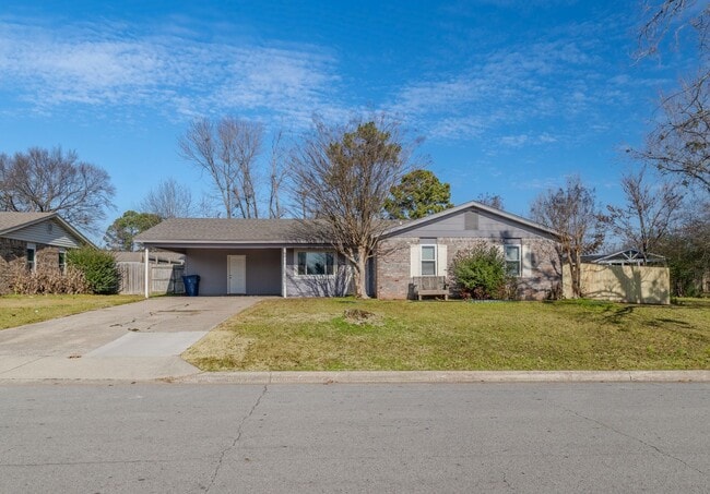 Building Photo - Beautiful 3 Bed, 2 Bath Home with a 2-Car ...