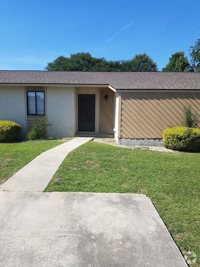 Building Photo - Cute 2BD/1BA condo. Close to shopping cent...