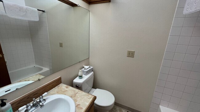 Furnished 2 Bed Top Floor Condo with Garag... - Furnished 2 Bed Top Floor Condo with Garag...