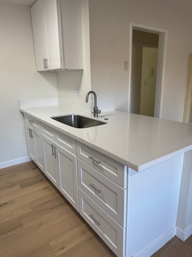 breakfast nook kitchen counter - 4633 Marine Ave Unit 201