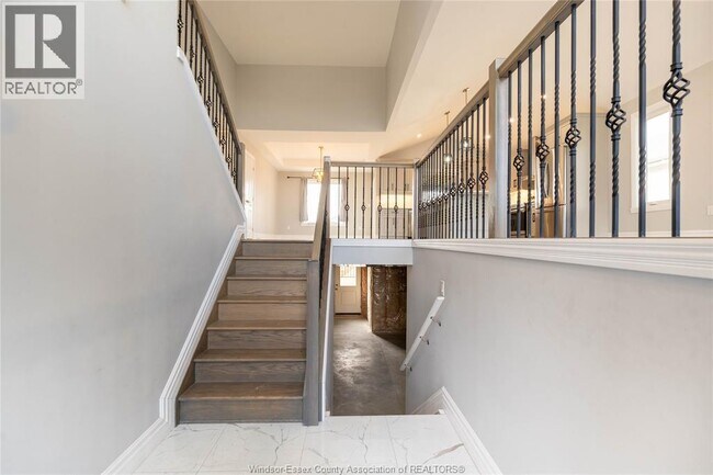 Photo - 21 Noble CRT