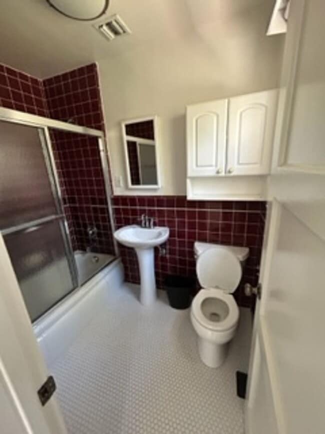 Cloverfield - Cloverfield Apartment Unit B
