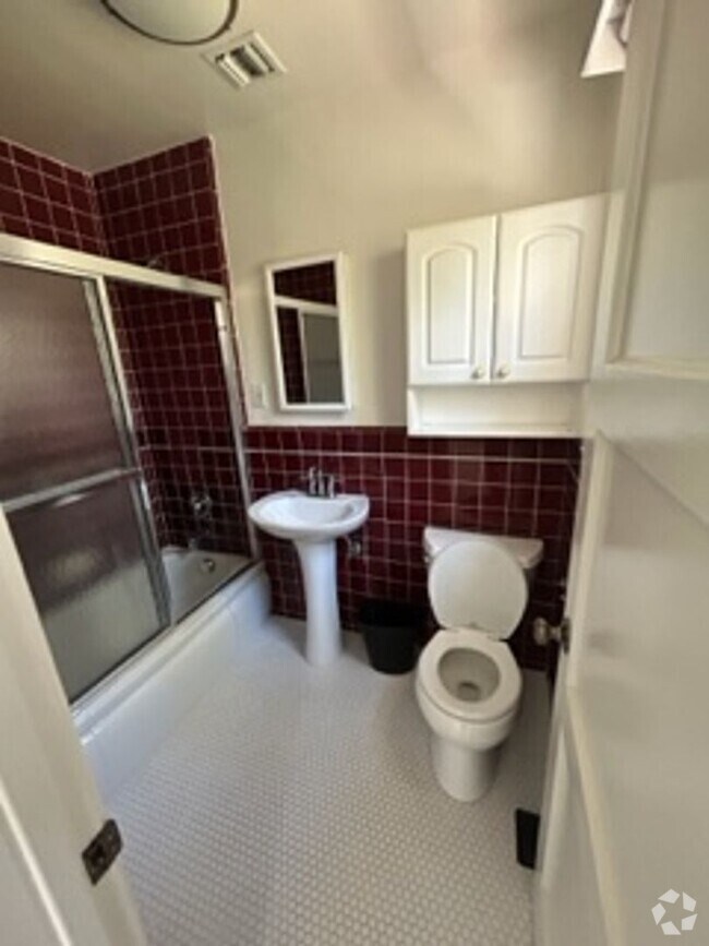 Building Photo - Cloverfield Unit B Rental