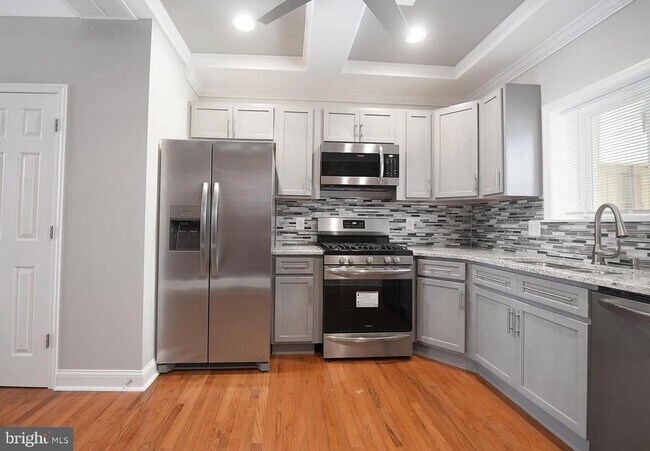 Photo - 2624 Llewelyn Ave