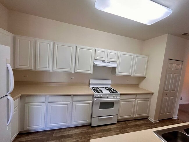 Building Photo - 2 Bedroom 2 Bath Townhouse in Grayslake
