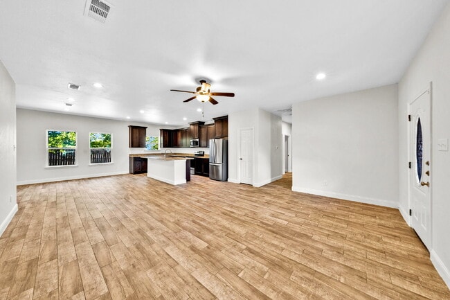 Photo - "Charming 3-Bed, 2-Bath Greenville Home with Elegant Granite Countertops!"