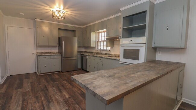 Photo - 725 Carlton St