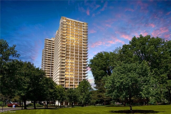 Building Photo - 12700 Lake Ave Unit 2001