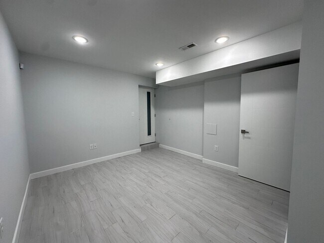 Building Photo - 2224 N Franklin St Unit B Rental