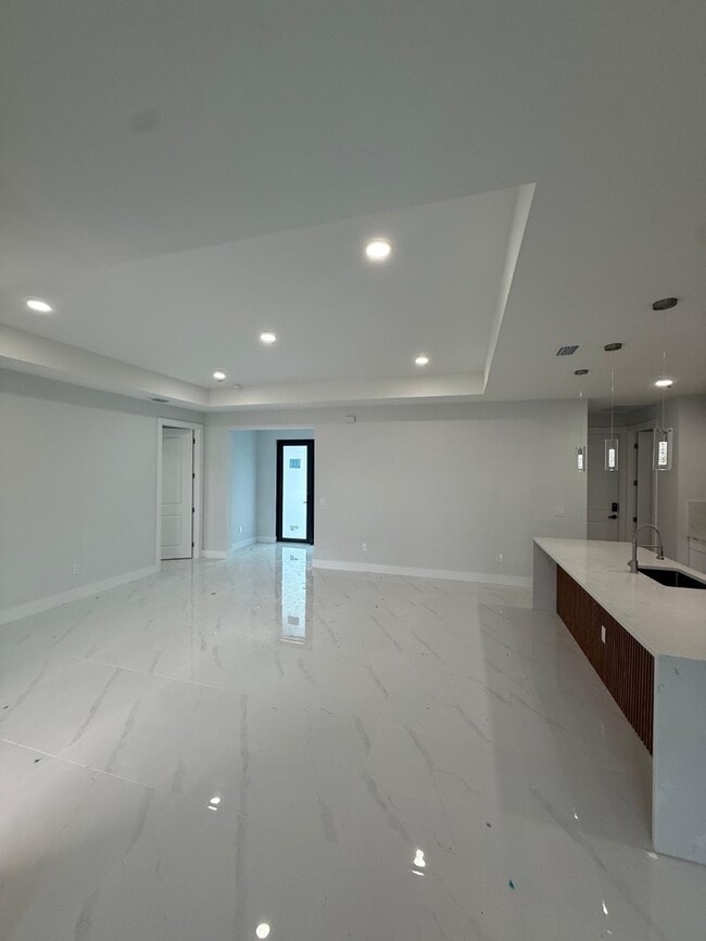 Photo - 1420 Poinsettia Ave