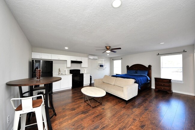 Photo - 15715 Creekhaven Dr