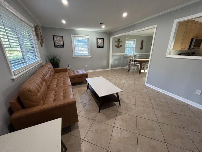 Photo - 405 Kingston Rd