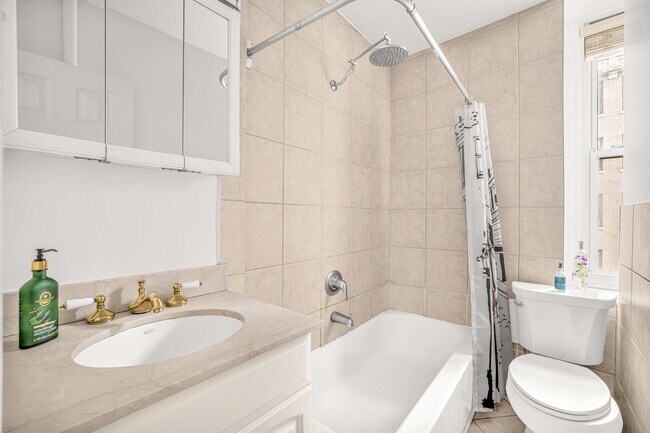 Photo - 140 W 71st St