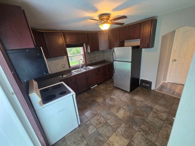 Photo - AVAILABLE NOW! - 3 Bed, 1 Bath Home In Cloquet!