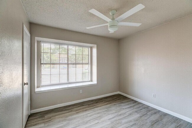 Photo - 3401 Larkspur Way