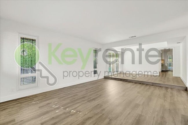 Photo - 304 Diamond Oaks Rd