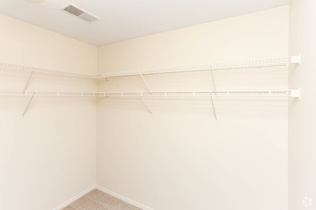 3BR, 2Ba - 1,352 SF - Walk in Closet - Bryce De Moray