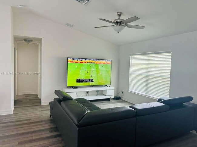 Photo - 2524 NE 5th Ave