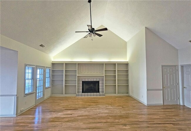 Photo - 940 Bridgegate Dr NE