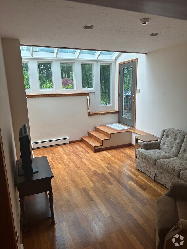 Building Photo - 22 Crestwood Rd Rental