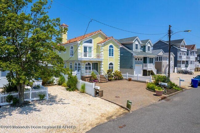 Photo - 446 Eisenhower Ave