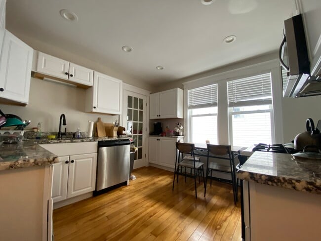 Building Photo - 6 Westminster St Unit #2