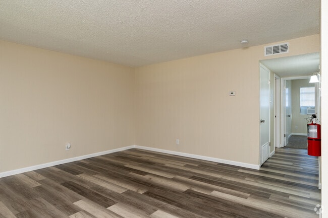 2BR, 1BA - 900SF