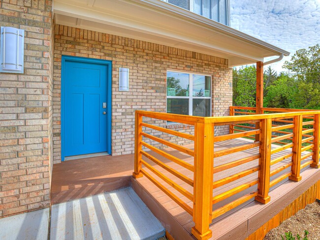 Photo - 341 E 7th St