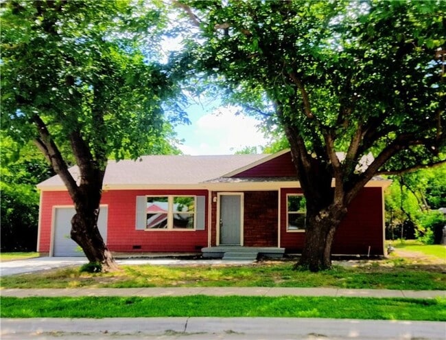 Building Photo - Move in Ready - 3 bedroom 2 bath 1 car garage Rental