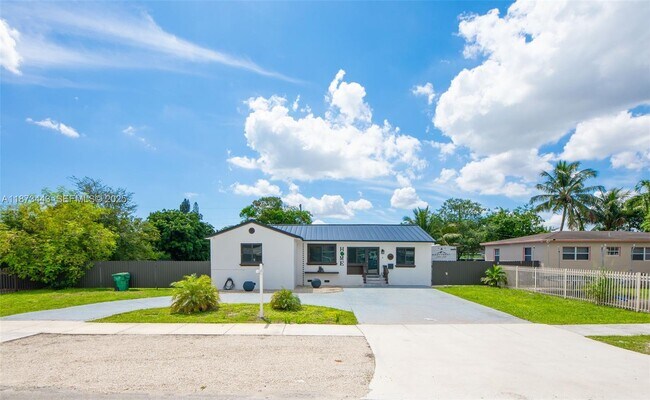 Building Photo - 1240 Peri St