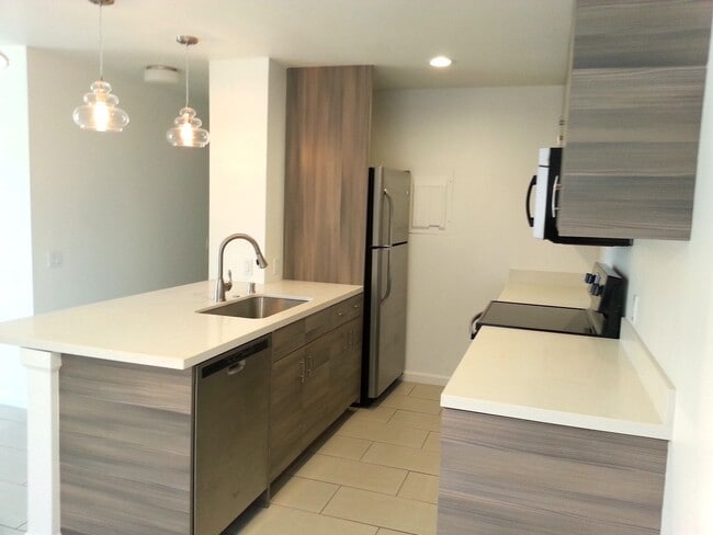 Building Photo - Modern 2-Bedroom, 2-Bath Condo in Fairway Terrace