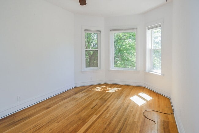 Building Photo - 3820 N Sheffield Ave Unit 3820-3