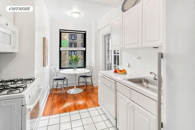 Photo - 210 E 68th St